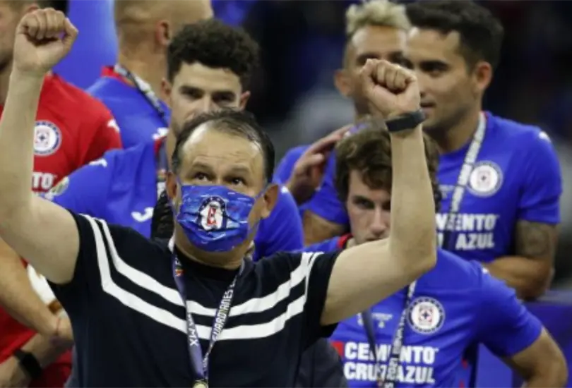 Juan Reynoso se convirti&oacute; en el entrenador que logr&oacute; hacer campe&oacute;n a Cruz Azul despu&eacute;s de 23 a&ntilde;os y medio