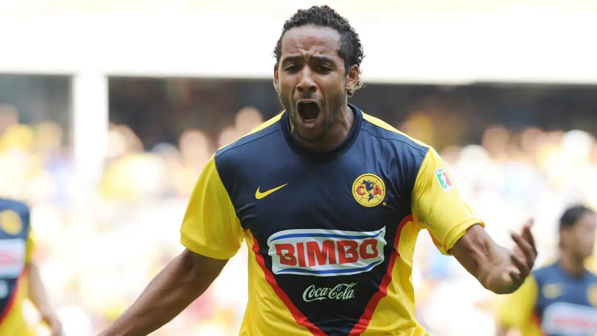 <strong><i>Jean Beausejour.</i></strong> Arribó al equipo en 2009 y la afición águila se creó grandes expectativas por el volante y seleccionado chileno que en alrededor de 54 partidos sólo logró aportar cuatro anotaciones y cinco asistencias. A pesar de llegar con el cartel de ´estrella´, el futbolista tuvo un paso irregular en Coapa. 