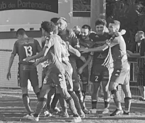 Futbolista francés muere al desvanecerse en pleno partido