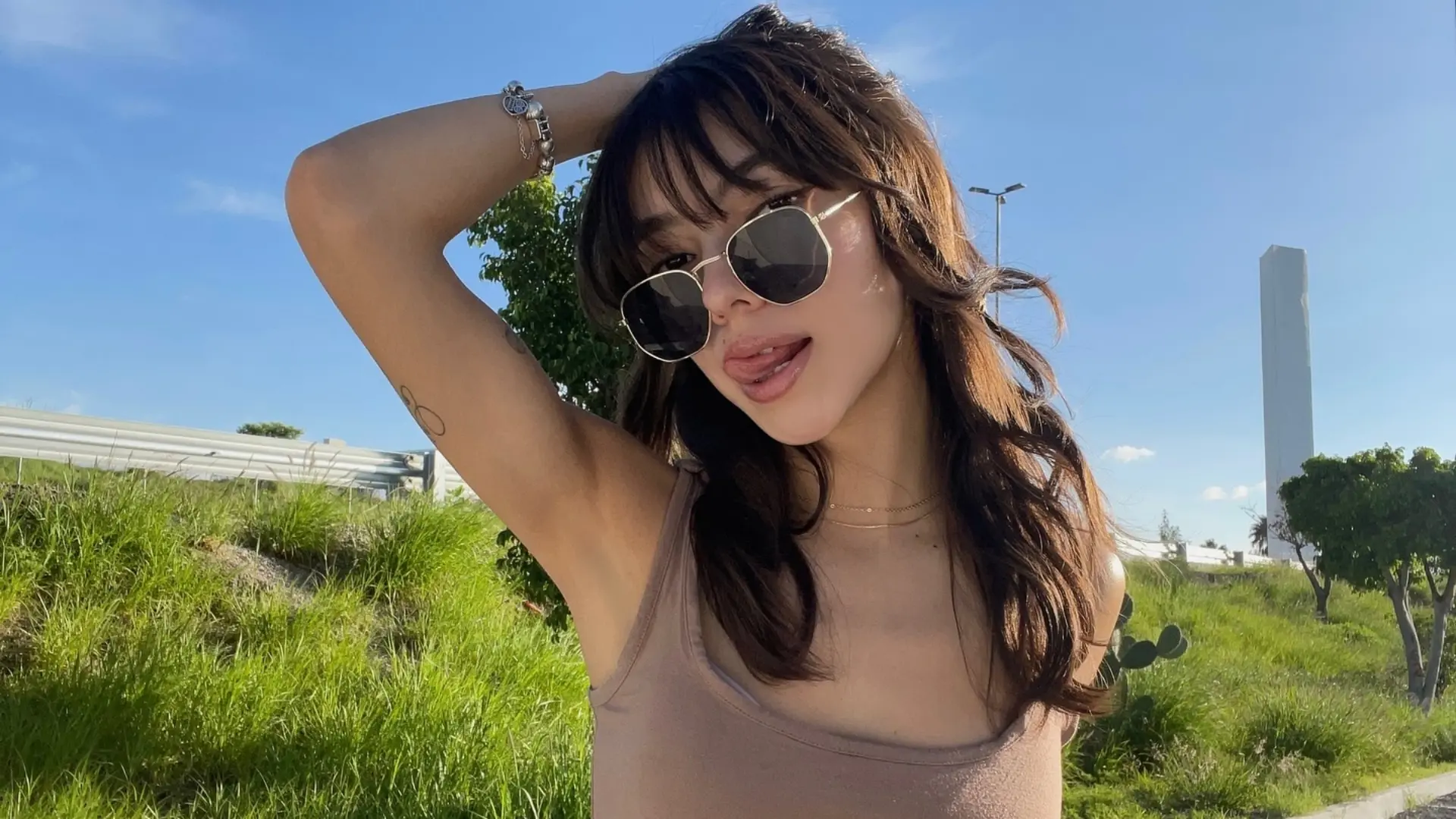 También ha ganado popularidad por vender contenido exclusivo a sus seguidores. 