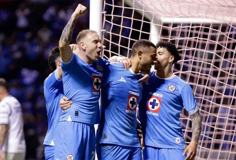 La Máquina pitó en el Estadio Cuauhtémoc y llegó a 10 victorias. La Máquina pitó en el Estadio Cuauhtémoc y llegó a 10 victorias.