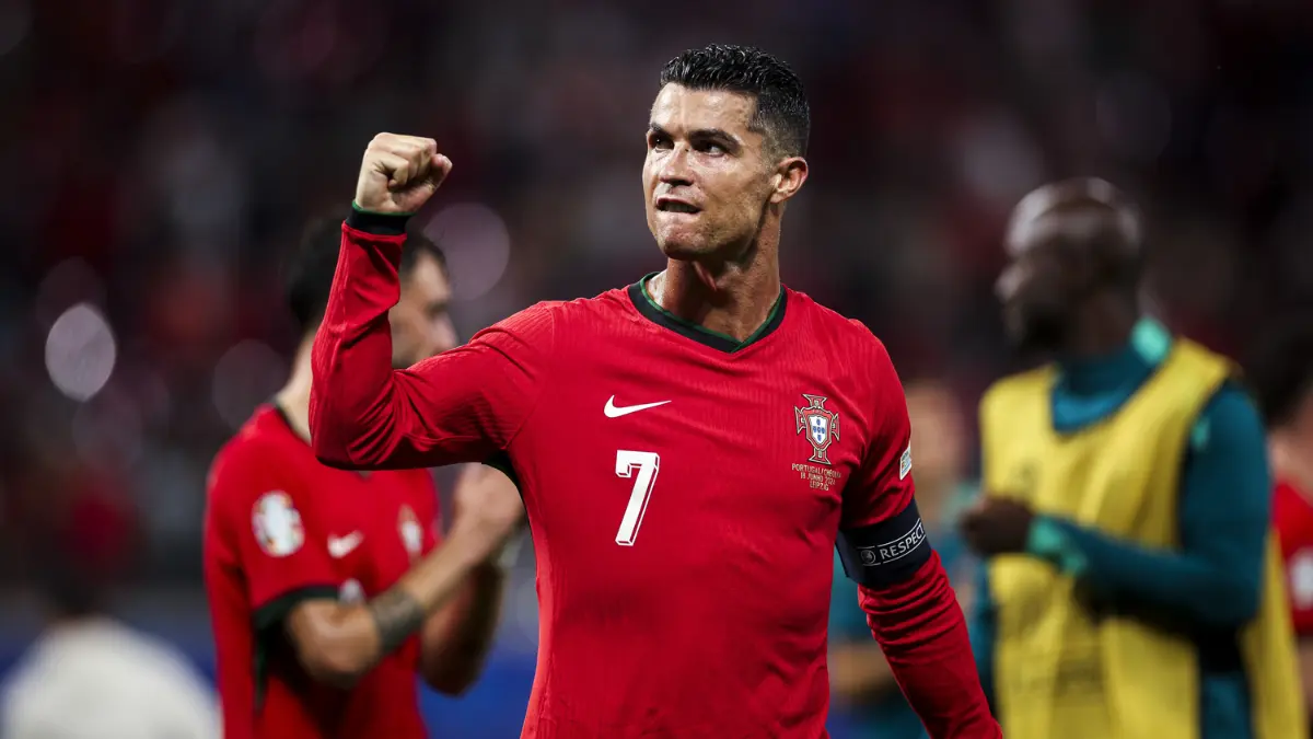 Se convirtió en el primer futbolista en llegar a los 900 goles anotados, ha brillado con el Al Nassr donde termina contrato en esta temporada, sigue siendo referente de la Selección Portuguesa y tiene como patrocinadores a las mejores marcas del mundo en la cual destaca Nike e incluso mantiene su propia marca ´CR7´. 