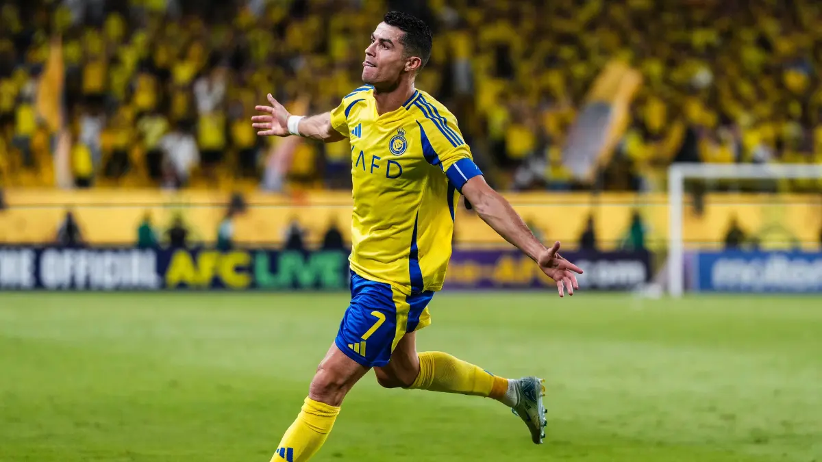 Cristiano Ronaldo. Es el futbolista mejor pagado del 2024 tras llegar a la imponente cifra de 285 millones de dólares, más del doble que lo generado por el ´10´ argentino. El ´Bicho´ es el deportista más popular del planeta al sumar más de 900 millones de seguidores en sus redes sociales, además de que en tan sólo 90 minutos supero el millón de suscriptores en YouTube. 