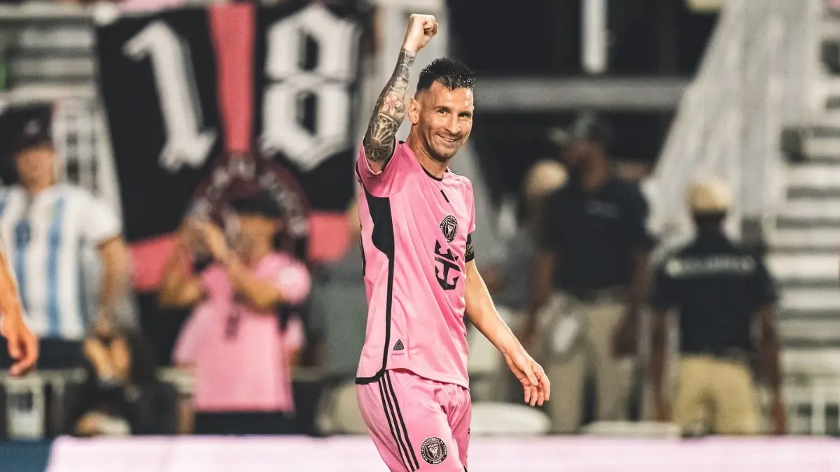 Lionel Messi. Ocupa el segundo lugar de los mejores pagados luego de llevar a la Selección Argentina a ganar un nuevo título de la Copa América y mantener al Inter de Miami con posibilidades de conseguir su primer campeonato en la MLS, sin embargo, la mayoría de sus ingresos provienen de las marcas que lo patrocinan como Adidas, Apple TV y Konami; lo que le ha llevado a generar la cantidad de 135 millones de dólares en total. 