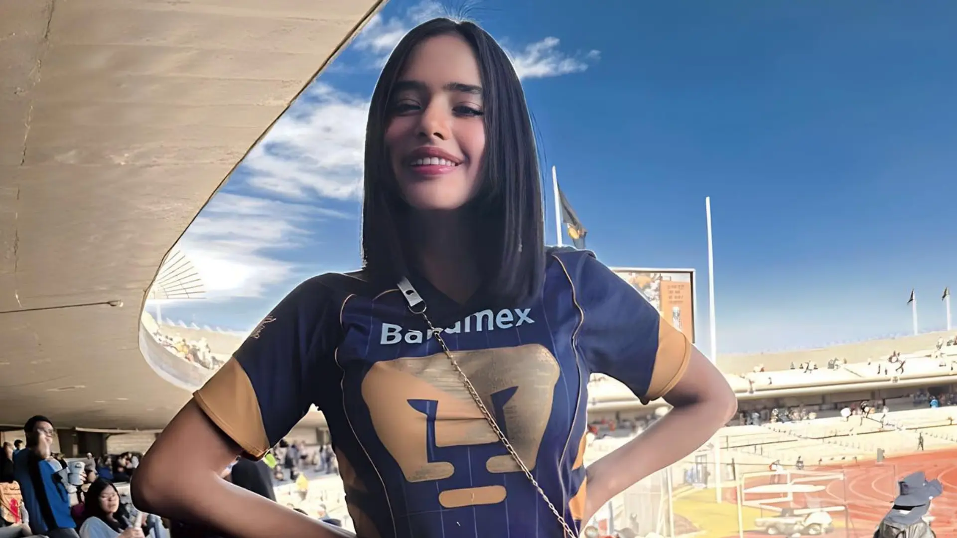 La joven disfruta mucho de asistir al estadio para ver a su equipo favorito. 