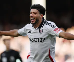 Raúl Jiménez le anota al Dibu Martínez en Premier League