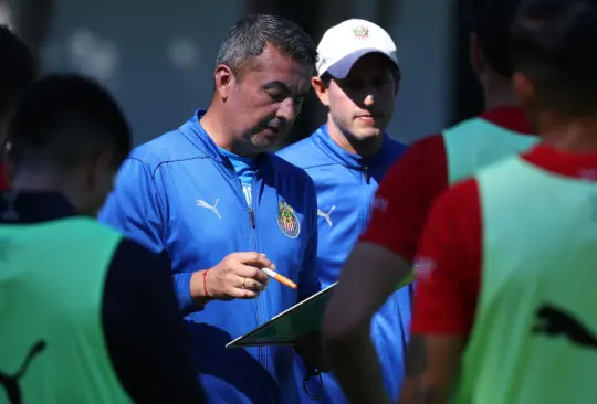 Arturo Ortega fue nombrado como el técnico interino ante la salida de Fernando Gago de las Chivas, consiguiendo su primer triunfo en su debut.