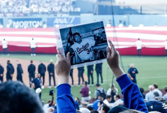 Fernando Valenzuela fue homenajeado antes de la Serie Mundial.