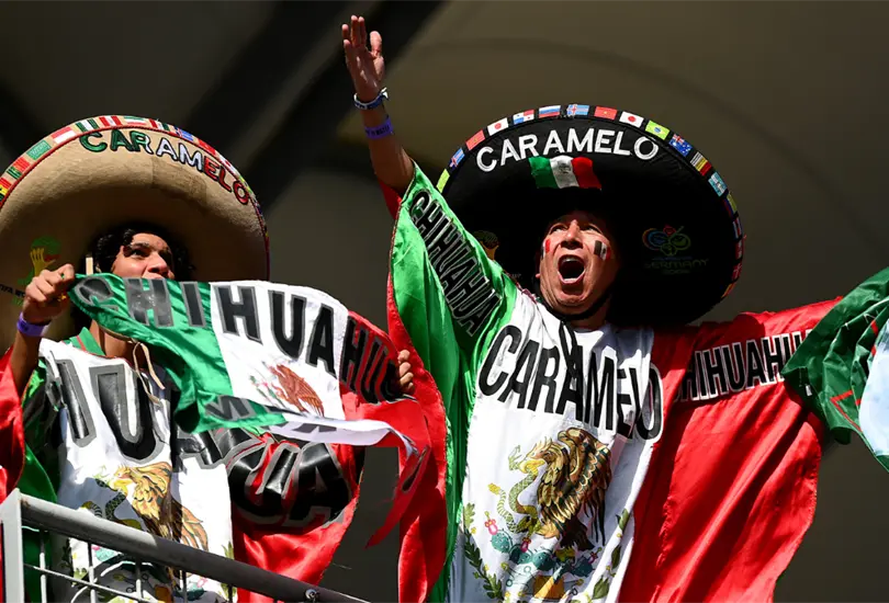 Con su característica indumentaria, Caramelo se hizo presente en la gradas, pero ahora del GP de la Ciudad de México. Con su característica indumentaria, Caramelo se hizo presente en la gradas, pero ahora del GP de la Ciudad de México.