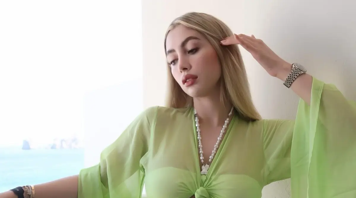 A su edad ha contado con el privilegio de convertirse en madre, estando a cargo de un pequeño.