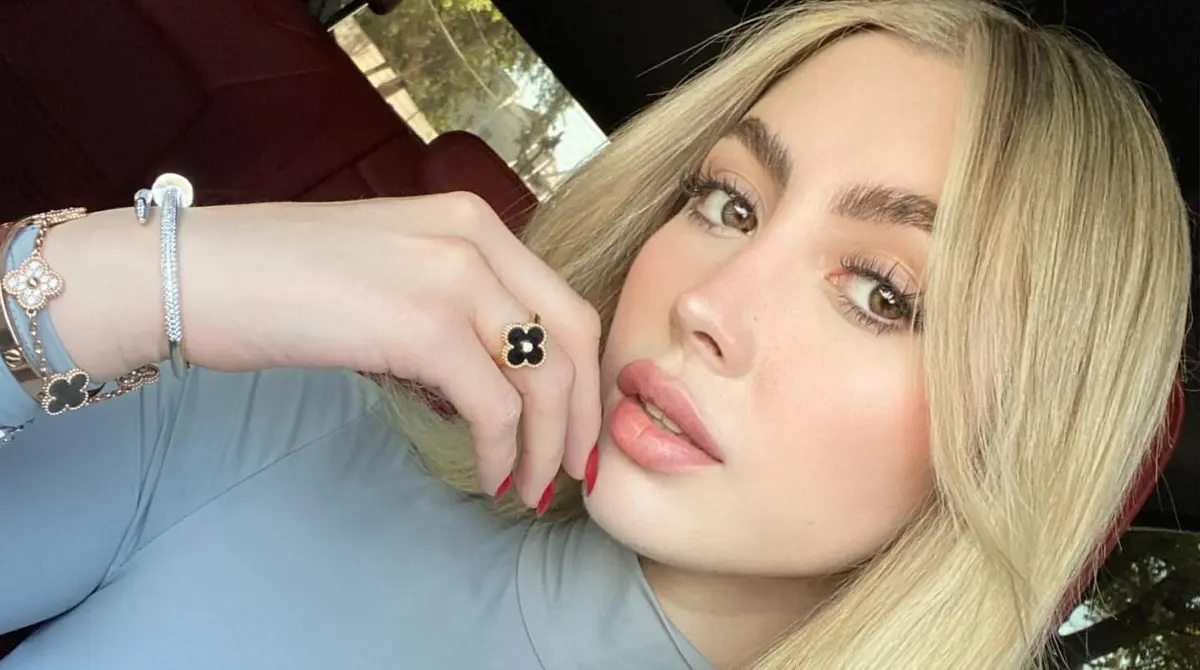 Diana Esparragoza se ha popularizado en redes sociales tras ser vista en compañía de Peso Pluma, lo que ha desatado rumores sobre un posible noviazgo entre ambos.