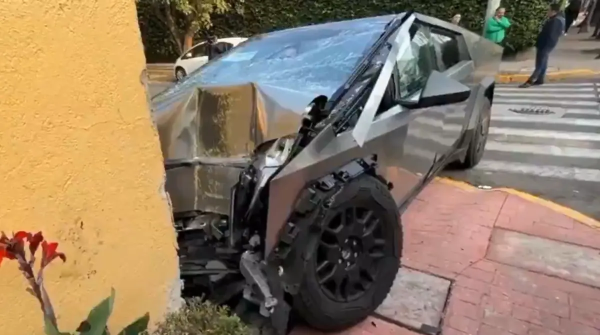  Una Cybertruck de Tesla quedó completamente destruida. 