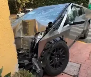 Cybertruck de Tesla queda destruida tras chocar contra una casa en CDMX