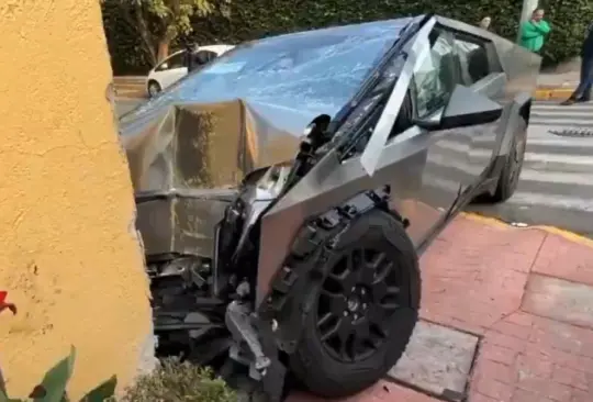 Una Cybertruck de Tesla quedó completamente destruida.