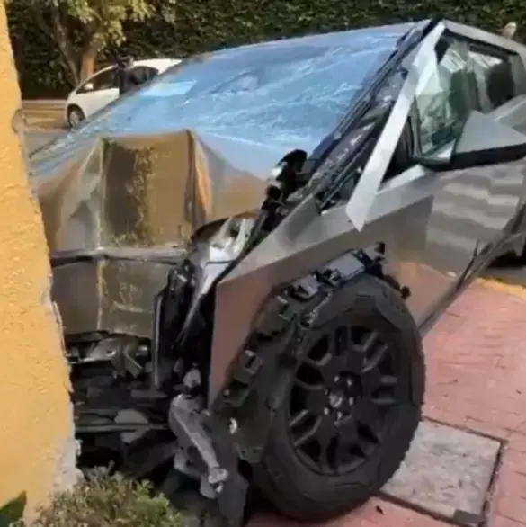 Cybertruck de Tesla queda destruida tras chocar contra una casa en CDMX