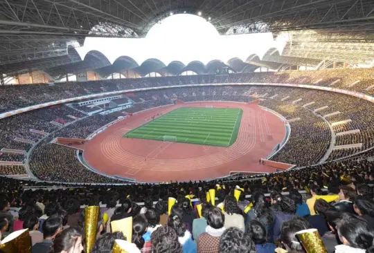 El Estadio Rungrado Primero de Mayo está ubicado en la Isla Rungna del Río Taedong en la capital norcoreana Pyongyang) es actulamente el estadio con mayor capacidad de espectadores en todo el mundo