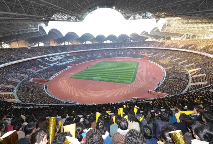 El Estadio Rungrado Primero de Mayo est&aacute; ubicado en la Isla Rungna del R&iacute;o Taedong en la capital norcoreana Pyongyang) es actulamente el estadio con mayor capacidad de espectadores en todo el mundo