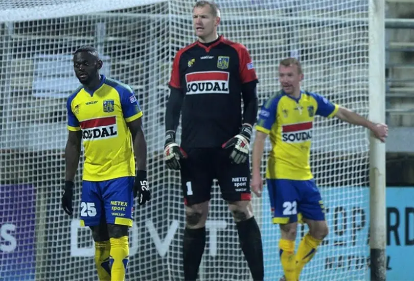 Kristof Van Hout es el futbolista m&aacute;s alto que se registra en el mundo. Fue el portero del equipo Lommel S. K. de la Segunda Divisi&oacute;n de B&eacute;lgica, Mide 2.08 metros