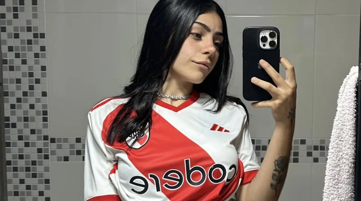 Es originaria de Argentina y presume su gusto por River Plate.