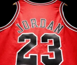 Un souvenir muy costoso: Esto pagaron por una camisa de Michael Jordan