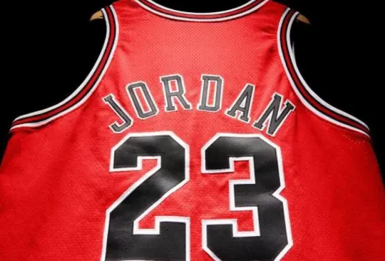 La camiseta de Michael Jordan fue vendida en casi 5 millones de dólares