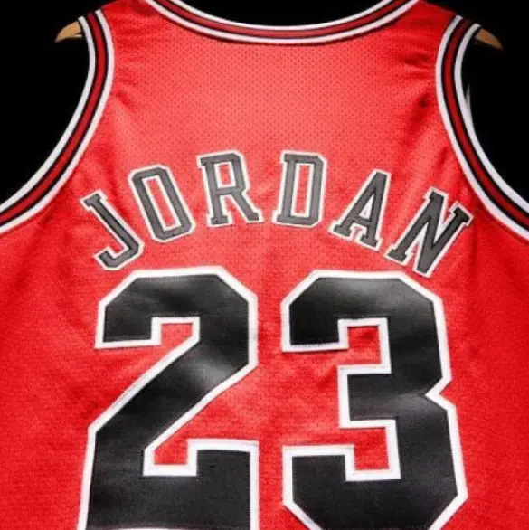 Un souvenir muy costoso: Esto pagaron por una camisa de Michael Jordan