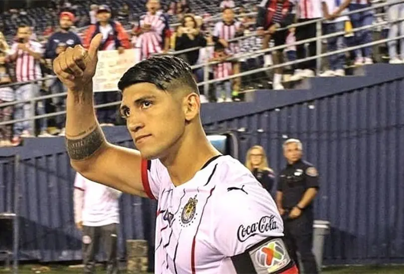Alan Pulido se&ntilde;al&oacute; a Ricardo Pel&aacute;ez como el culpable de su salida de Chivas