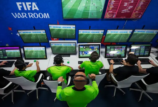 El VAR, o Video Assistant Referee, es un sistema de videoarbitraje que ayuda al árbitro principal a evitar errores en el partido. El VAR revisa jugadas clave a través de múltiples ángulos de cámara