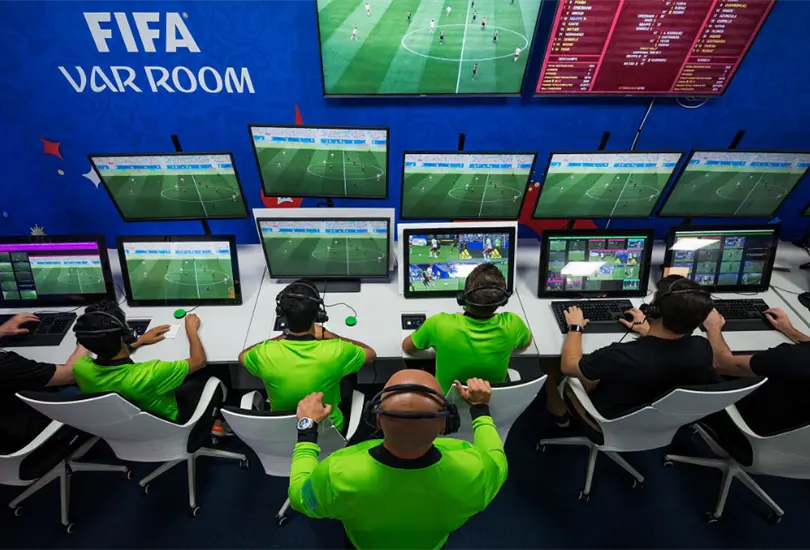 El VAR, o Video Assistant Referee, es un sistema de videoarbitraje que ayuda al &aacute;rbitro principal a evitar errores en el partido. El VAR revisa jugadas clave a trav&eacute;s de m&uacute;ltiples &aacute;ngulos de c&aacute;mara