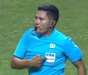 ¿Por qué el Cantante Guerrero señala su Gafete FIFA?