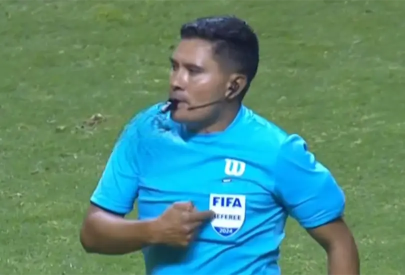 Fernando Guerrero no deja de señalar su Gafete FIFA. Fernando Guerrero no deja de señalar su Gafete FIFA.