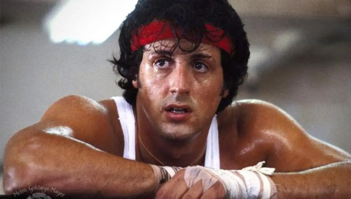  Rocky es una película estadounidense de 1976 escrita y protagonizada por Sylvester Stallone 