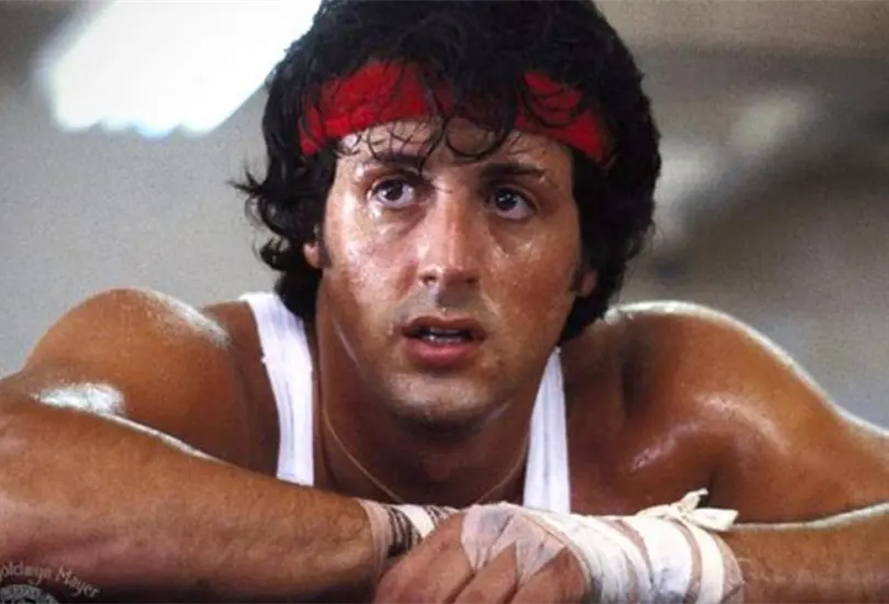 Rocky es una película estadounidense de 1976 escrita y protagonizada por Sylvester Stallone Rocky es una película estadounidense de 1976 escrita y protagonizada por Sylvester Stallone