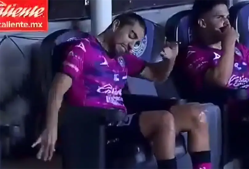 El mexicano no ocult&oacute; su molestia por salir del partido ante el equipo capitalino.