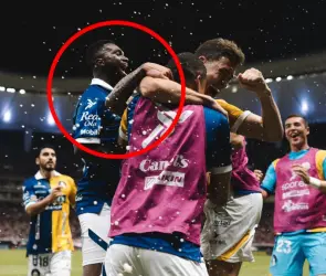 Vitinho le pinta el dedo a aficionados de Chivas durante festejo (VIDEO)