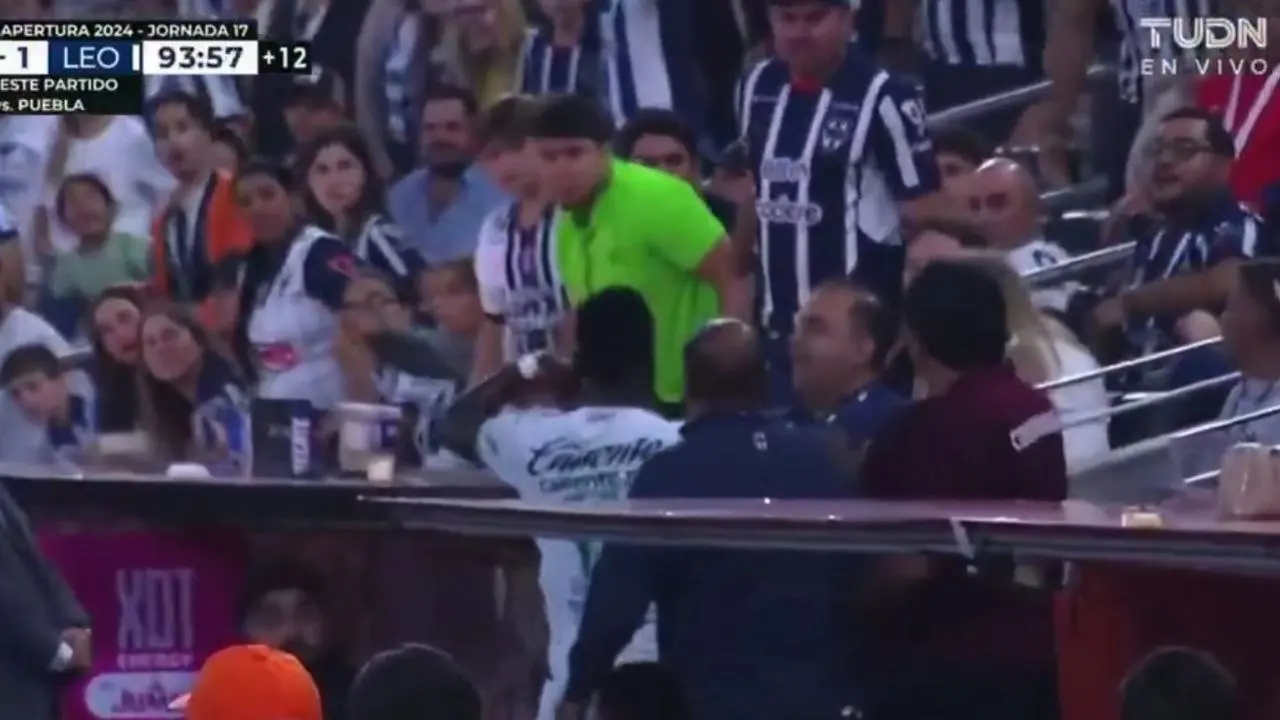 El jugador no dudó en acercarse a las butacas del estadio. El jugador no dudó en acercarse a las butacas del estadio.