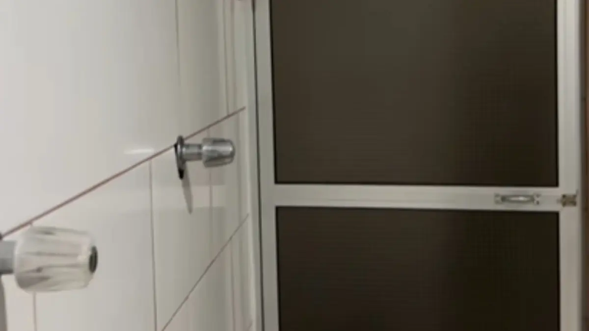 Aunque también cuenta con sus compartimentos para el sanitario.