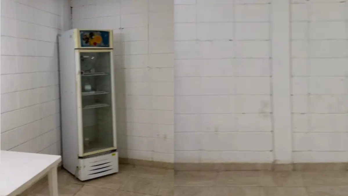 Cuenta con un refrigerador tipo tienda para almacenar agua y toda bebida rehidratante.