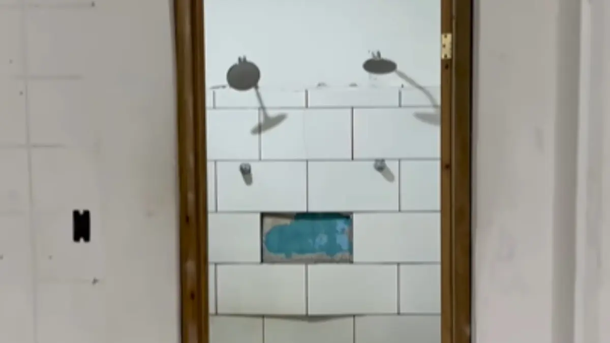 Las regaderas están a la vista de los jugadores, mismas que tienen su propio acceso.