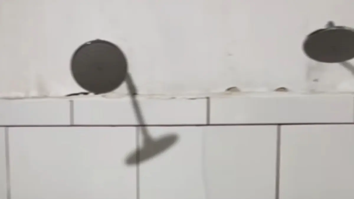 De primera instancia cuenta con aproximadamente tres regaderas.