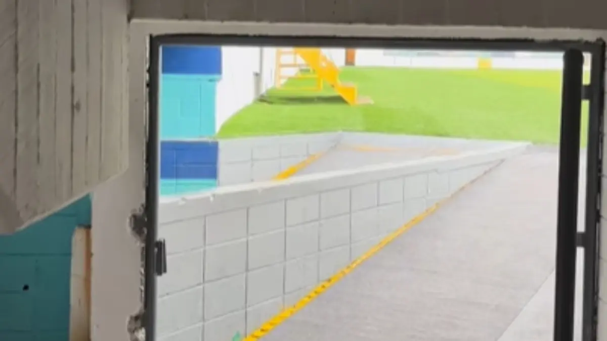 Las condiciones del estadio no son las mejores, aunque cuenta con toda la documentación posible para albergar partidos.