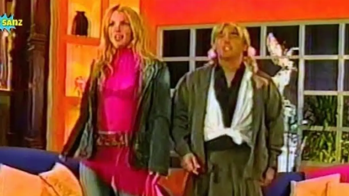 Britney Spears fue de las primeras en aparecer en televisión mexicana tras participar con Adal Ramones en su programa 'Otro Rollo'.