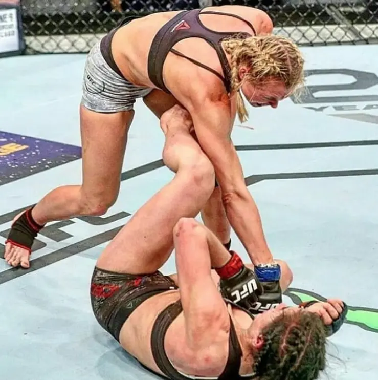 Lee es una peleadora con mucha gallardía y es una de las rivales más difíciles de vencer Lee es una peleadora con mucha gallardía y es una de las rivales más difíciles de vencer