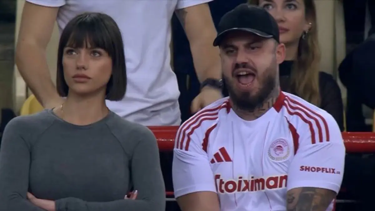 La joven de 24 años llamó la atención de las cámaras mientras se encontraba acompañada de su pareja, el cual portaba la camiseta del equipo griego.
