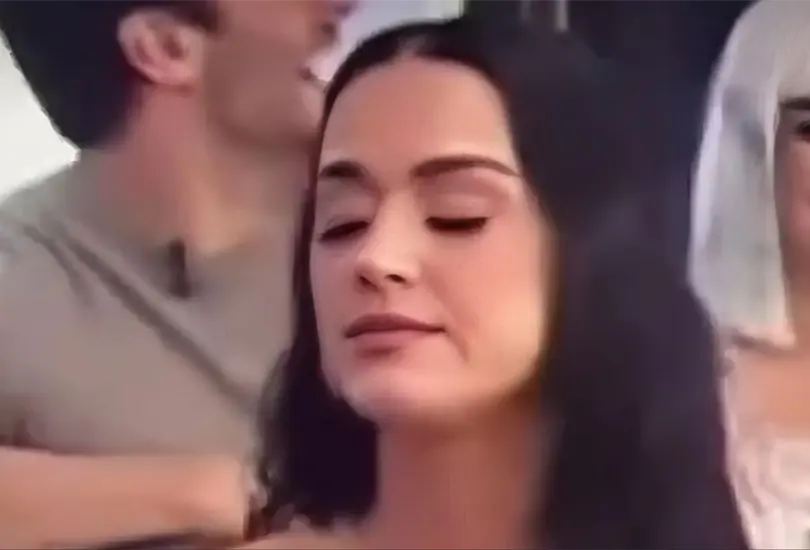 La cantante luch&oacute; por mantener la compostura ante las c&aacute;maras.