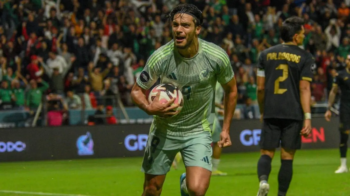  Raúl Jiménez celebra su gol ante la Selección de Honduras en el Estadio Nemesio Diez. 