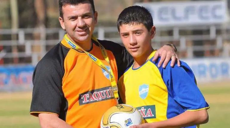 Mauricio Baldivieso fue el niño que se convirtió en el futbolista profesional más joven en la historia de la primera división de su país al debutar con 12 años Mauricio Baldivieso fue el niño que se convirtió en el futbolista profesional más joven en la historia de la primera división de su país al debutar con 12 años