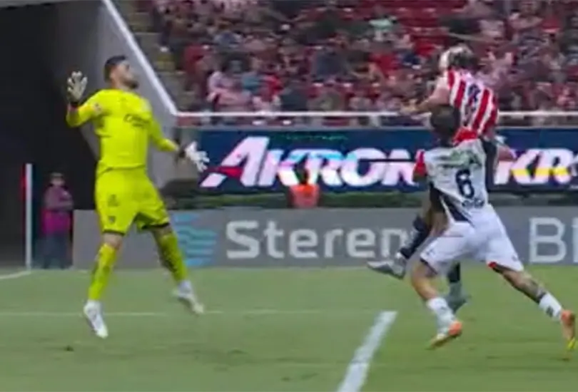 Instantes antes de la lesi&oacute;n de Edgar Zaldivar.