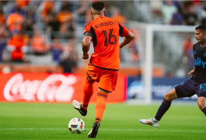 Héctor Herrera es un futbolista mexicano que juega de centrocampista y juega en el Houston Dynamo de la MLS Héctor Herrera es un futbolista mexicano que juega de centrocampista y juega en el Houston Dynamo de la MLS