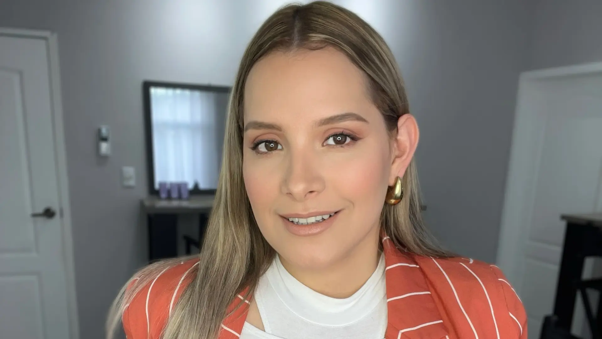 Además de su trabajo en prensa, tiene su propio estudio de maquillaje. 